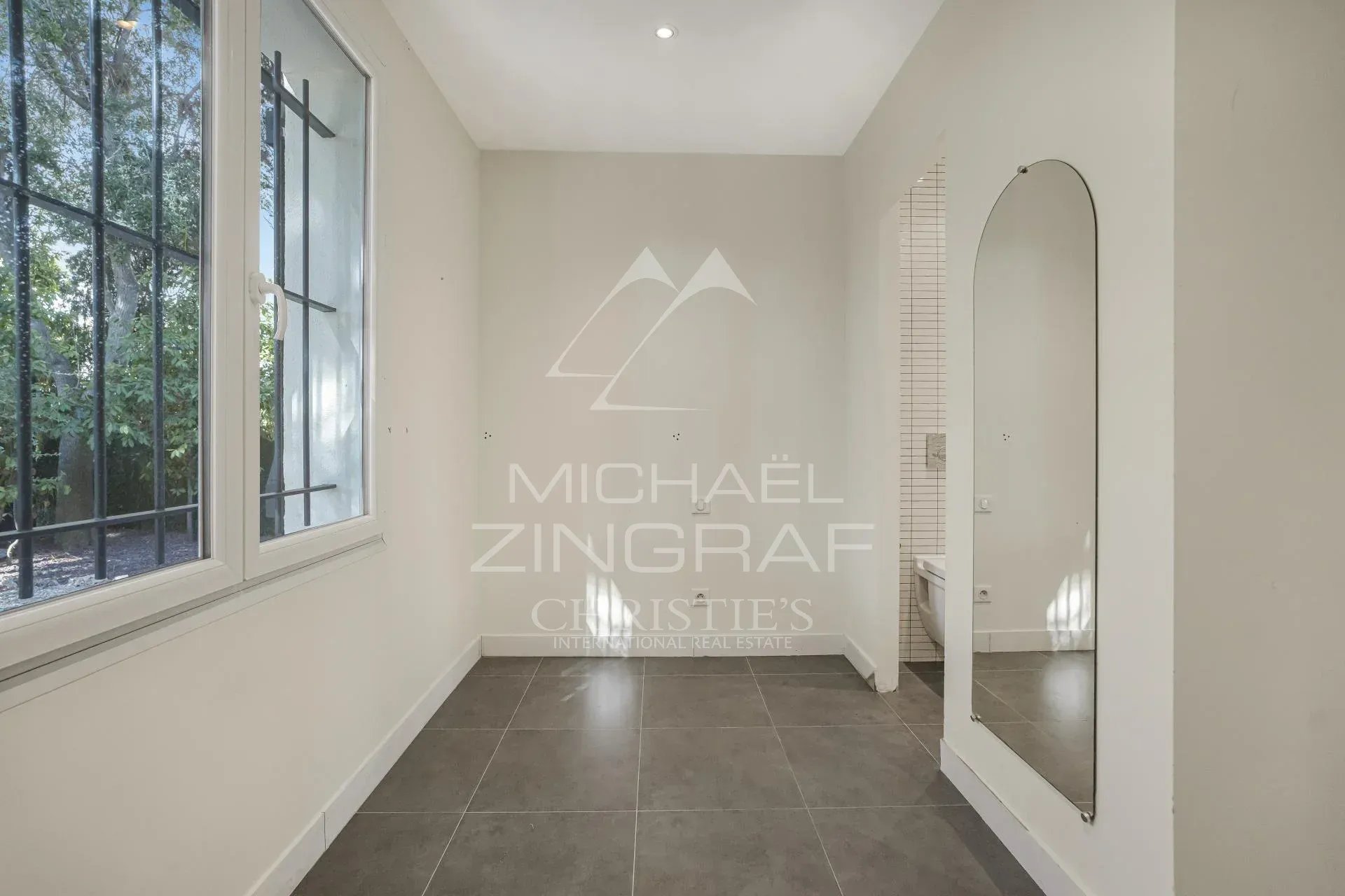 Intérieur d’une villa à Cannes Intérieur d'une villa à Cannes avec murs clairs et carrelage gris