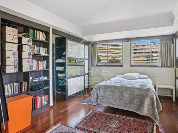 Room in a 3-room apartment in Cannes with library and sea view.