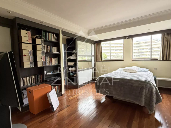 Room in a 3-room apartment to be renovated in Cannes, with library and wooden parquet flooring.