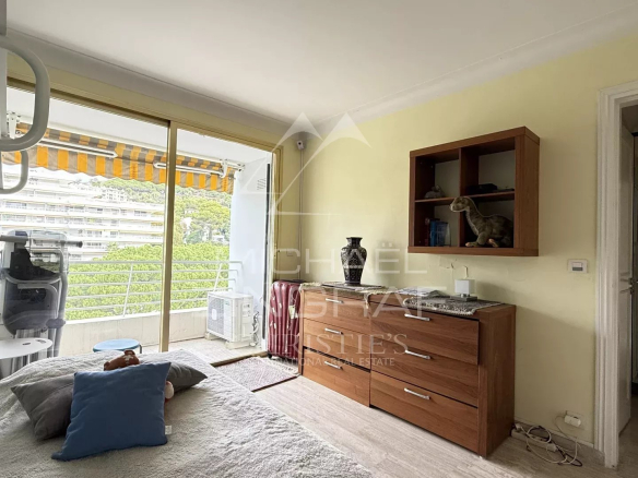 Interior of a 2-bedroom apartment to renovate with kitchenette, overlooking a terrace and a balcony in Cannes.