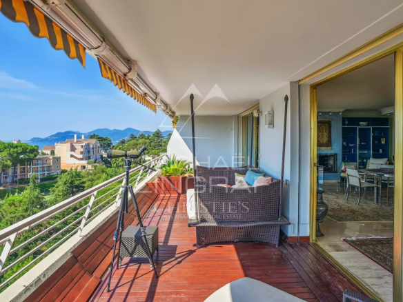 Sunny 130m² terrace with panoramic sea views in Cannes.