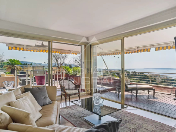 Interior view of a 2-bedroom apartment in Cannes with terrace and sea view.
