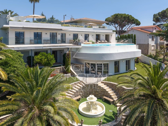 Villa contemporaine à Cannes avec vue panoramique sur la mer et le massif de l'Estérel.