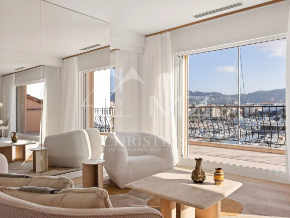 TOP FLOOR APARTMENT TERRACE SPECTACULAR VIEW OLD PORT AND SEA