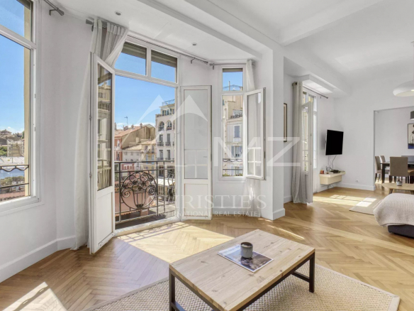 CANNES CENTRE – VIEUX-PORT. BEL APPARTEMENT BOURGEOIS 5 PIECES