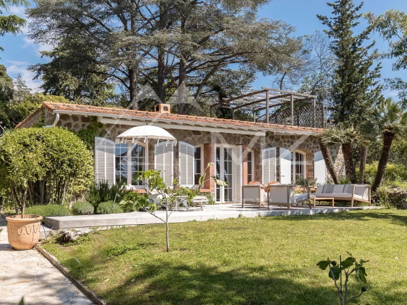ELEGANT APPARTEMENT-VILLA AVEC BEAU JARDIN ET VUE PANORAMIQUE