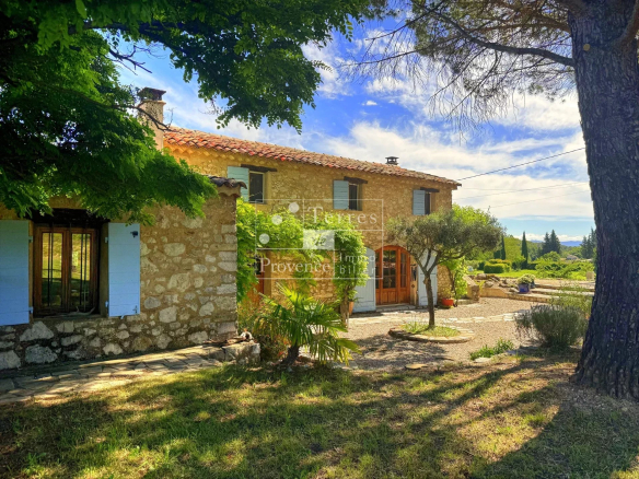Propriété de charme en Provence – Maison en pierre avec piscine et grand terrain arboré