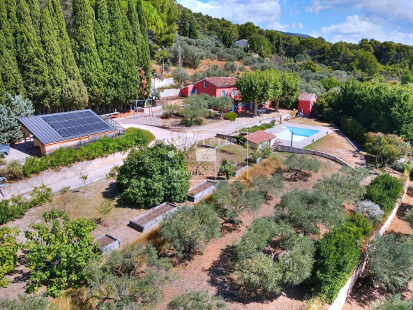 À vendre – Maison de charme rénovée avec piscine et grand terrain paysagé