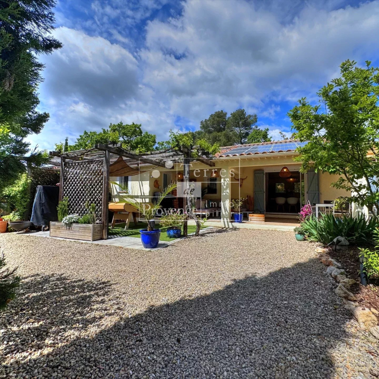 CANNES MONTROSE BEAUTIFUL 2-BEDROOM APARTMENT ON AN UPPER FLOOR IN A LUXURY RESIDENCE WITH POOL – CELLAR, PARKING AND CONCIERGE