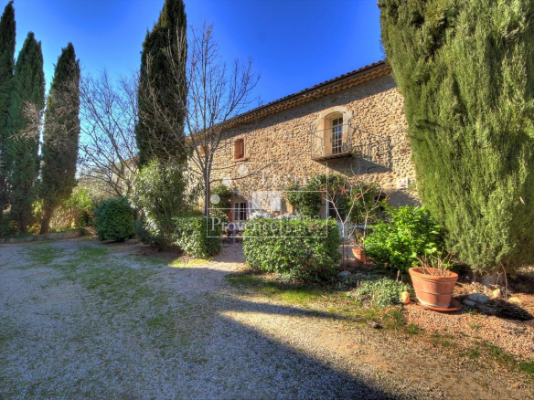 Saint Laurent du Verdon, splendide bâtisse avec chambres d’hôtes et gîte!