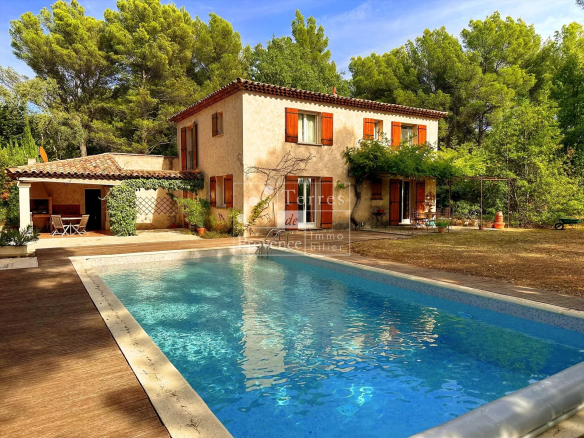 Elegant house with swimming pool in Tourtour