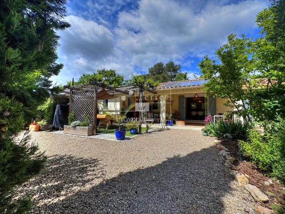 À vendre à Aups – Villa de charme avec piscine & gîtes indépendants !