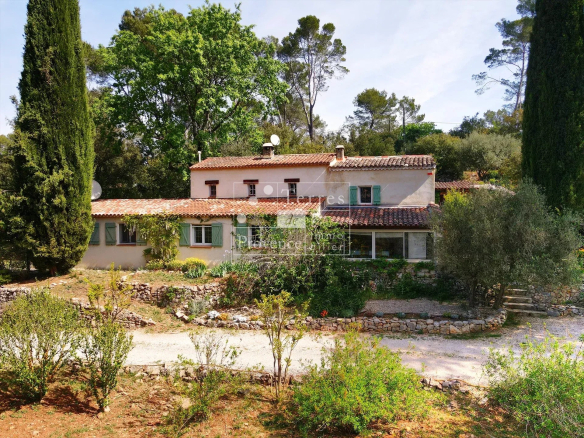LORGUES – PROPRIÉTÉ DE CHARME AU CŒUR DE LA PROVENCE VERTE