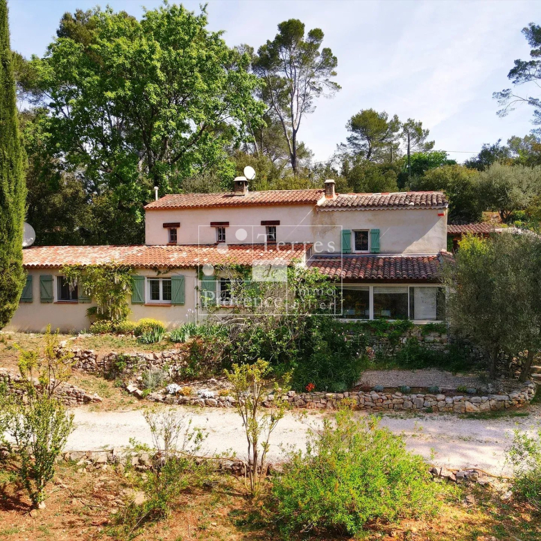 BAISSE DE PRIX- Charmante propriété provençale avec piscine et vue dégagée à Mougins