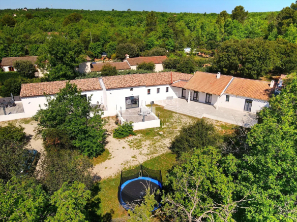 RÉGUSSE – Contemporary property with indoor pool, 3 gîtes and over one hectare of land