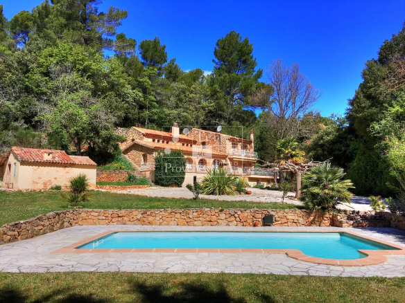 Magnificent 158.7 m² house in Aups with swimming pool