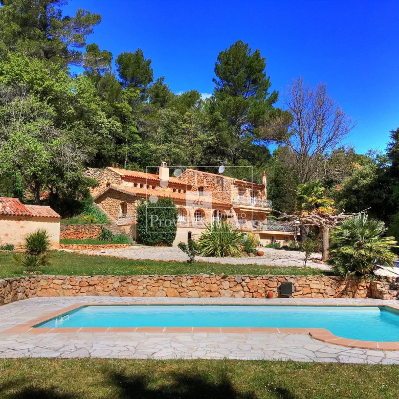 RÉGUSSE – Contemporary property with indoor pool, 3 gîtes and over one hectare of land
