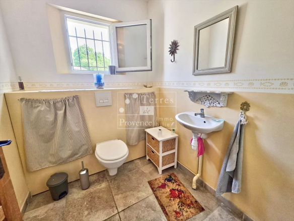 Salle de bain d'une villa à Baudinard-sur-Verdon avec lavabo et toilettes.