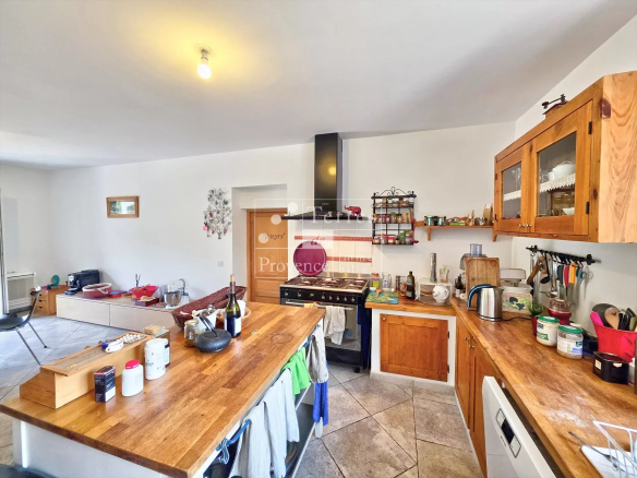 Intérieur d'une villa avec cuisine équipée et plan de travail en bois à Baudinard-sur-Verdon.