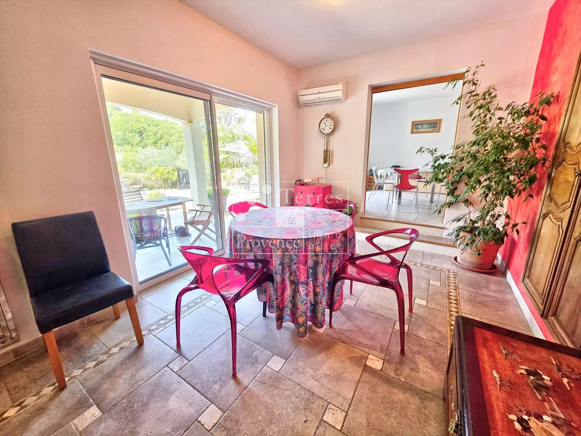 Intérieur d’une villa à Baudinard-sur-Verdon Intérieur d'une villa à Baudinard-sur-Verdon avec table ronde et chaises colorées.