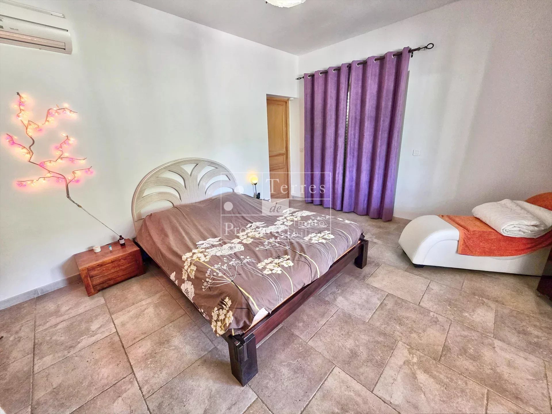 Chambre de villa à Baudinard-sur-Verdon Chambre d'une villa à Baudinard-sur-Verdon avec lit double et décoration sobre.