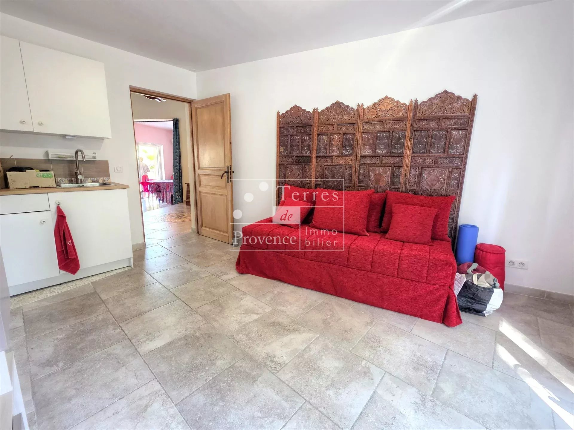 Intérieur d’une villa à Baudinard-sur-Verdon Intérieur d'une villa à Baudinard-sur-Verdon avec un coin salon et cuisine.