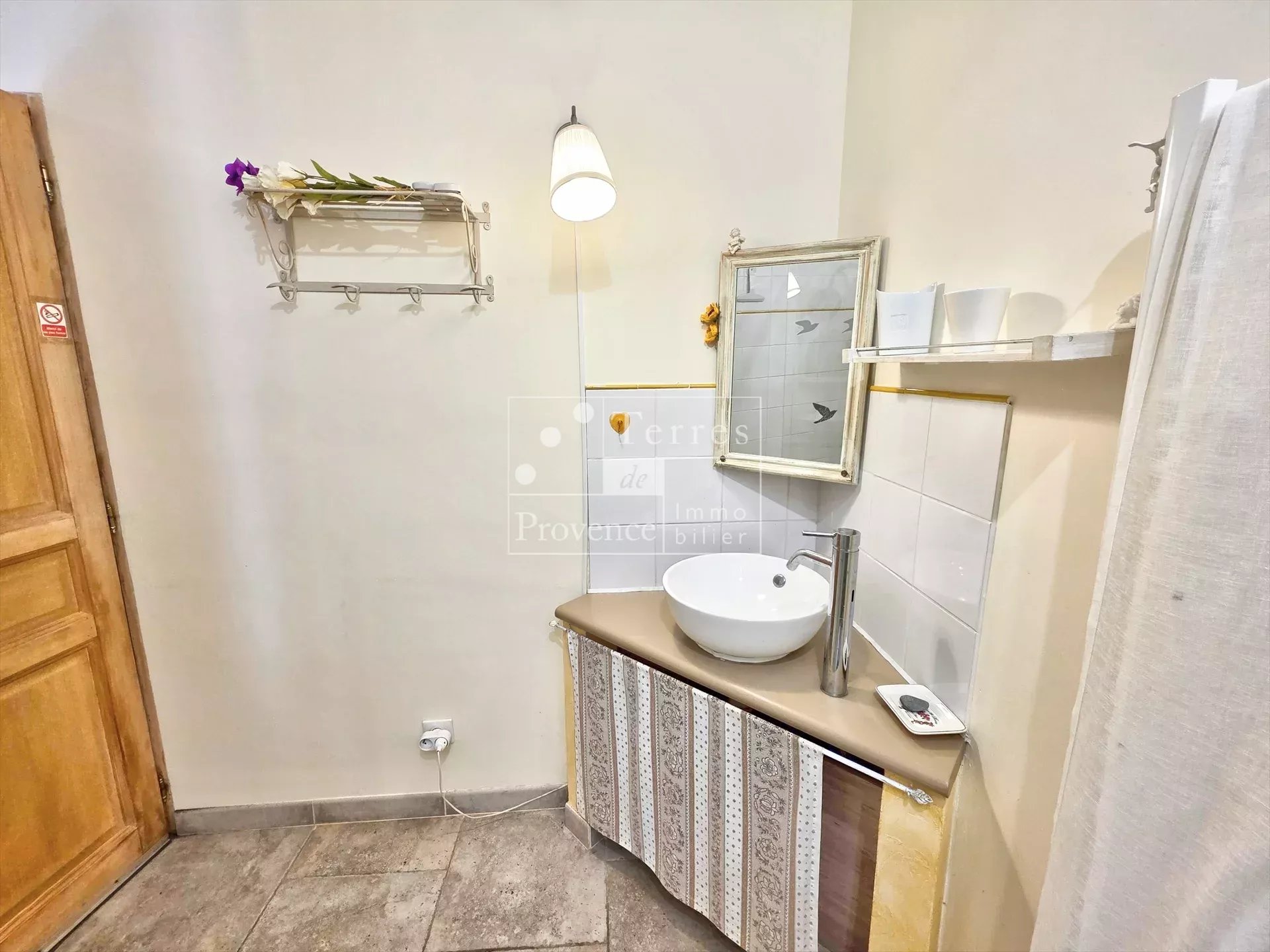 Salle de bain de villa à Baudinard-sur-Verdon Salle de bain d'une villa à Baudinard-sur-Verdon avec lavabo et miroir.