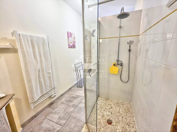 Salle de bain avec douche en verre et carrelage à Baudinard-sur-Verdon