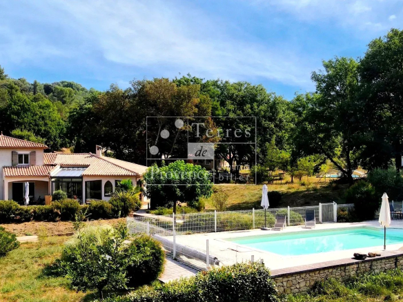Villa avec piscine à Baudinard-sur-Verdon, entourée de verdure