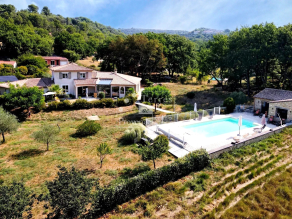 Villa avec piscine et jardin à Baudinard-sur-Verdon, entourée de nature.