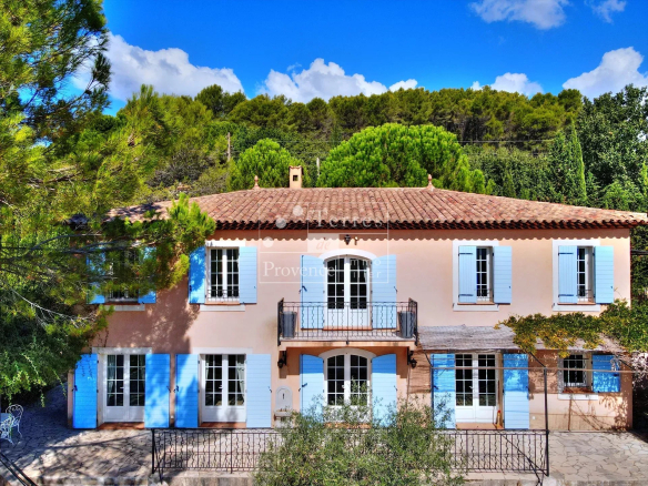 Elegant Provençal country house with swimming pool on 4000 m² of land in Lorgues.