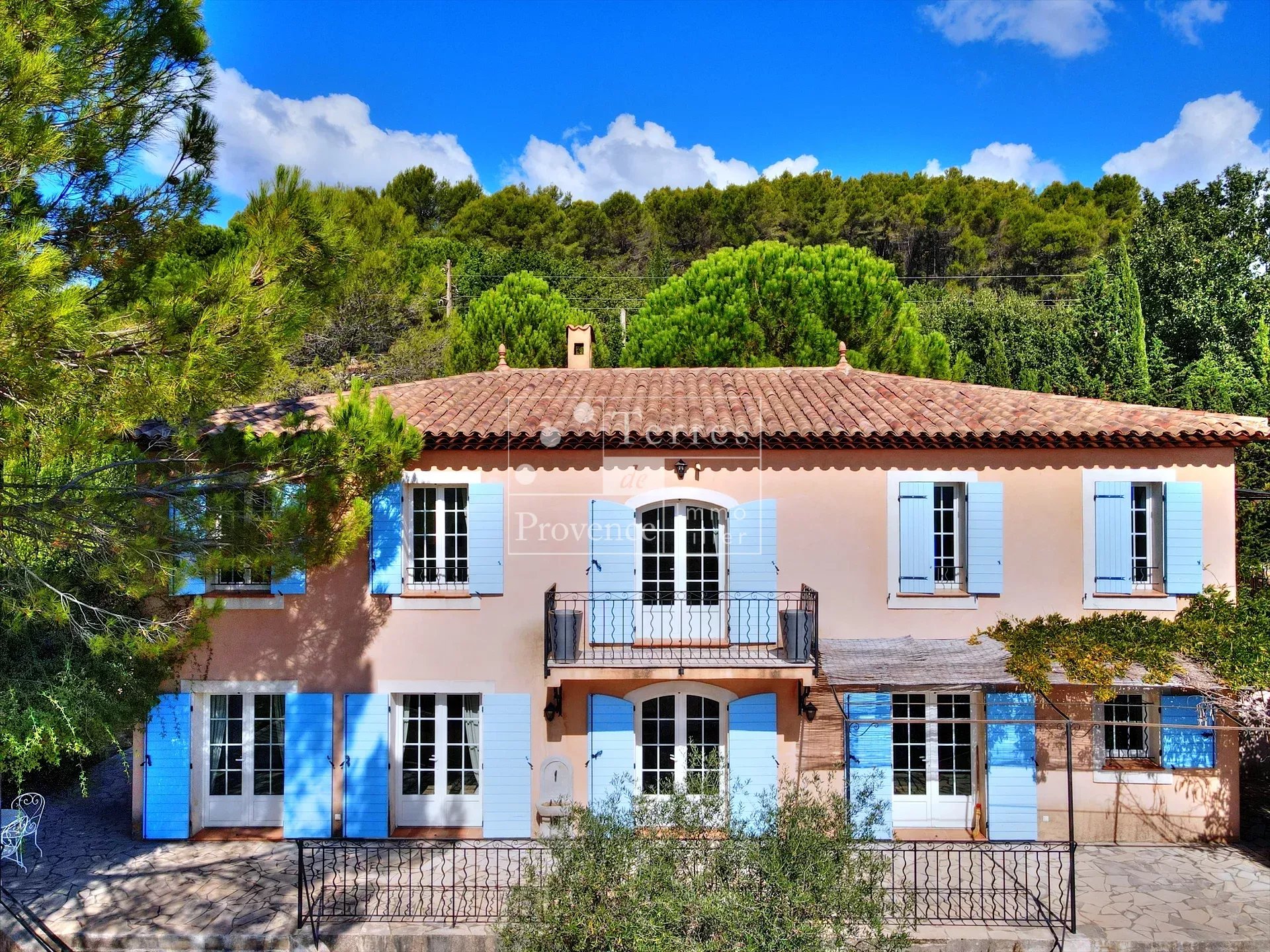 Provençal country house in Lorgues Elegant Provençal country house with swimming pool on 4000 m² of land in Lorgues.
