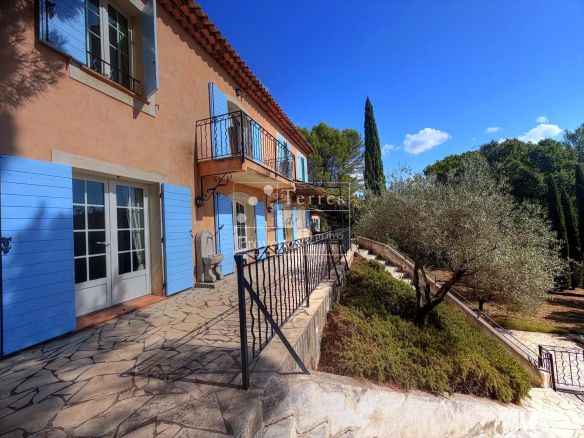 Provençal country house with swimming pool and garden in Lorgues, with views of the facade and surrounding landscape.