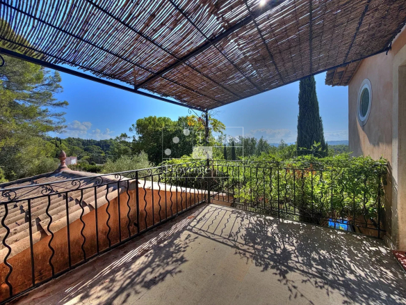 Terrace of a Provençal country house with views of the surrounding nature in Lorgues.