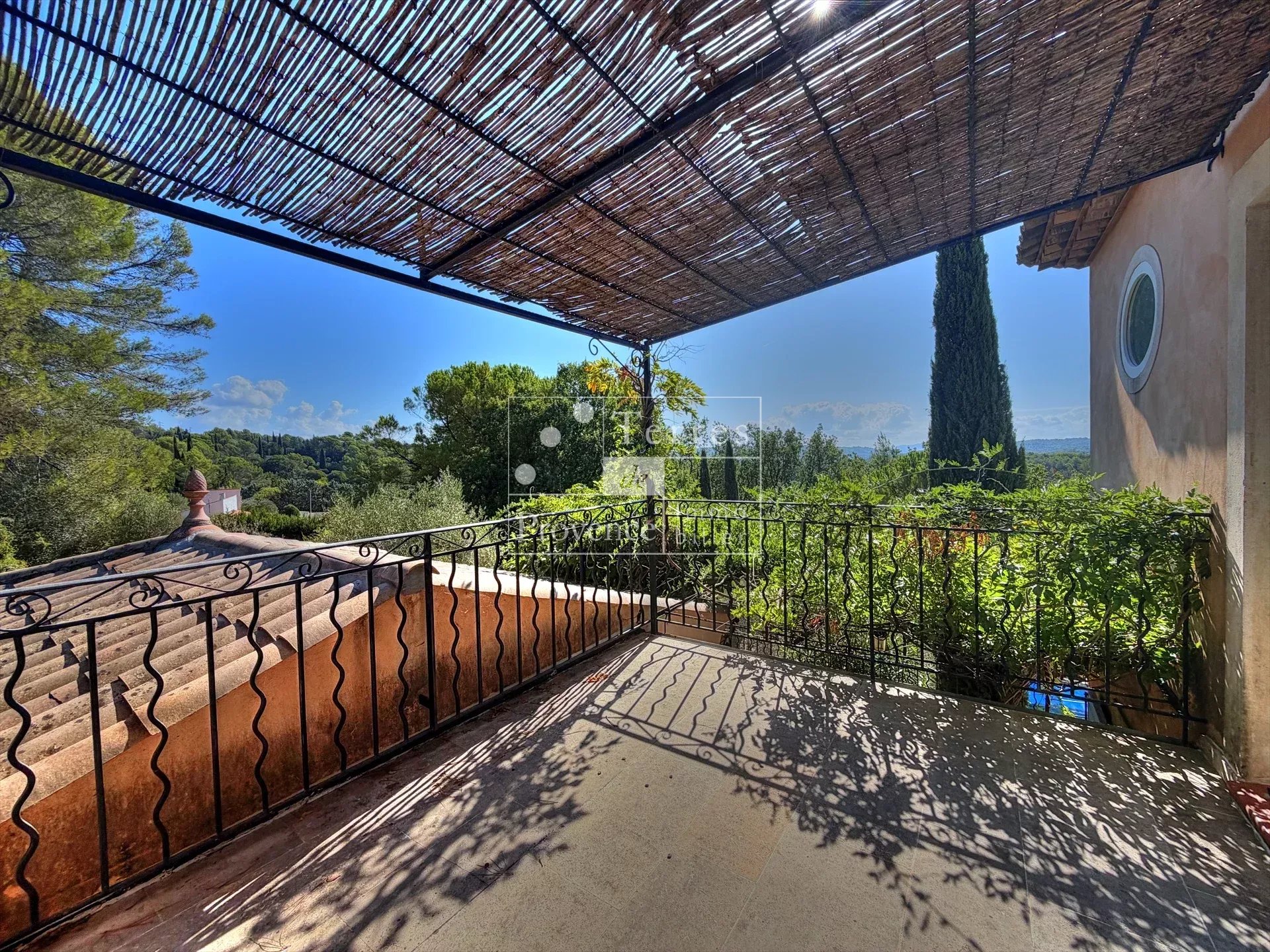 Terrace of a Provençal country house in Lorgues Terrace of a Provençal country house with views of the surrounding nature in Lorgues.
