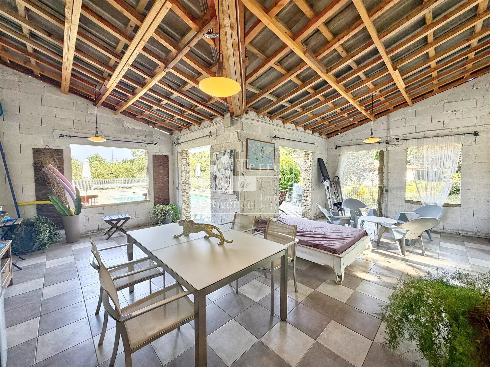 Intérieur de villa à Baudinard-sur-Verdon Intérieur d'une villa à Baudinard-sur-Verdon avec mobilier moderne et vue sur la piscine.