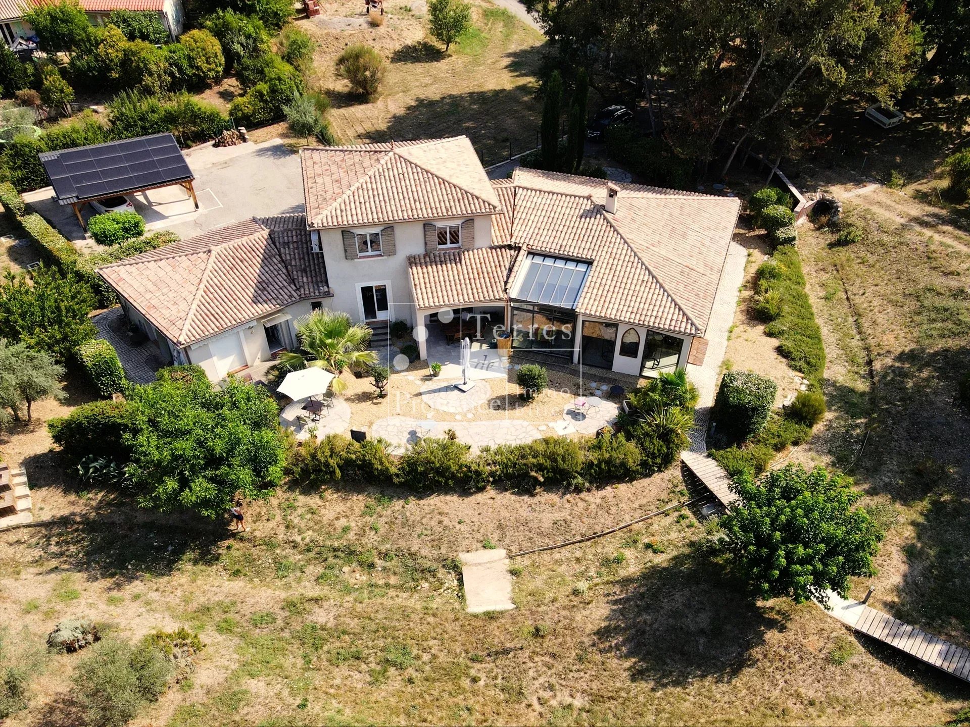 Villa à Baudinard-sur-Verdon Vue aérienne d'une villa avec piscine à Baudinard-sur-Verdon, entourée de verdure.