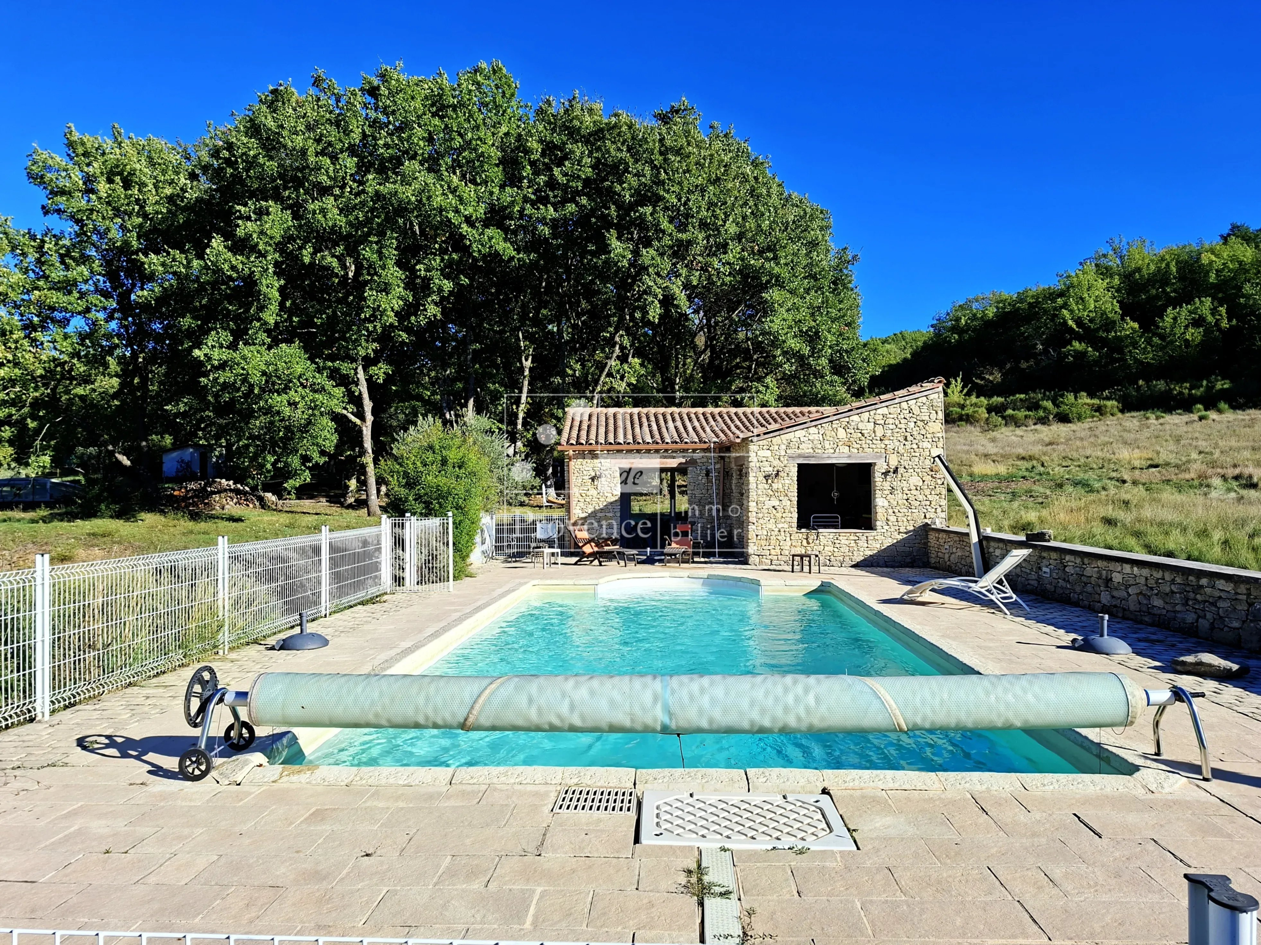 Villa avec piscine à Baudinard-sur-Verdon Villa avec piscine à Baudinard-sur-Verdon, entourée d'arbres et de nature.