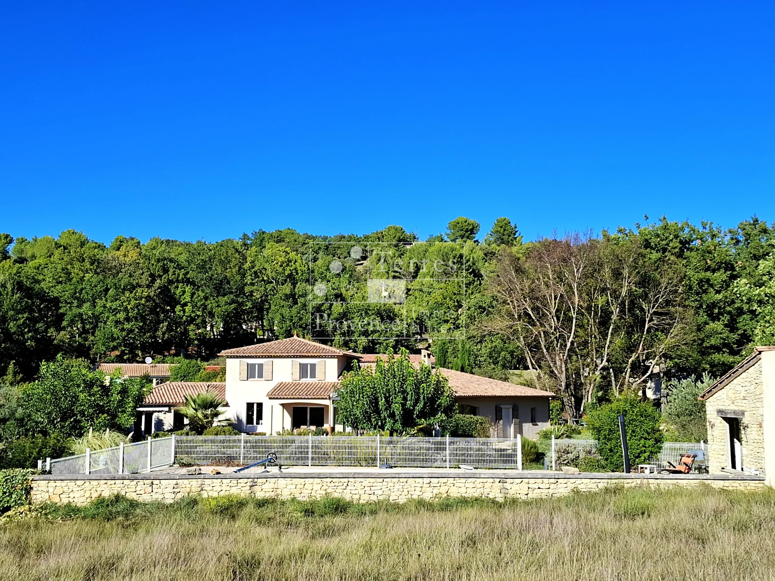 Villa à Baudinard-sur-Verdon Villa avec piscine à Baudinard-sur-Verdon, entourée de verdure.