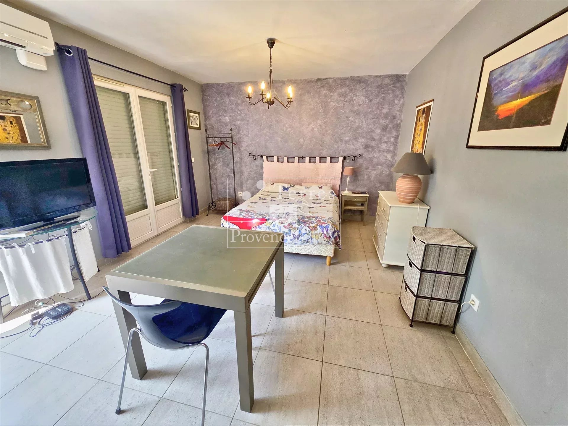 Chambre de villa à Baudinard-sur-Verdon Chambre d'une villa à Baudinard-sur-Verdon avec lit, table et télévision.