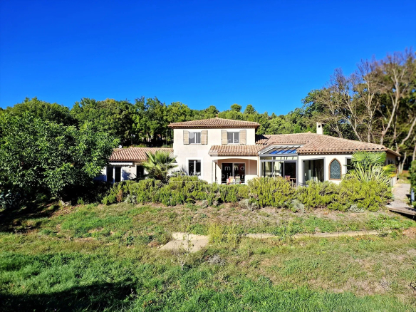 Villa spacieuse avec piscine à Baudinard-sur-Verdon, entourée de verdure.