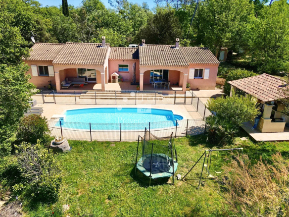 Villa with swimming pool and pool house, Thoronet