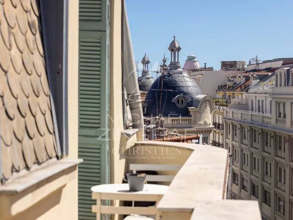 Golden square - 4/5 rooms - top floor - Nice