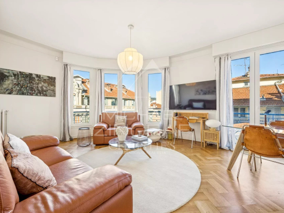 NICE&#39;S GOLDEN SQUARE – PROMENADE – MAGNIFICENT 2-ROOM APARTMENT ON AN UPPER FLOOR