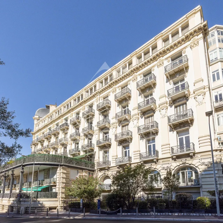 EXCEPTIONAL TOP FLOOR IN THE HEART OF THE GOLDEN SQUARE