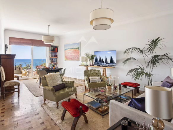 EXCEPTIONAL TOP FLOOR IN THE HEART OF THE GOLDEN SQUARE