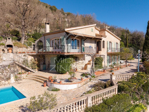 Near Saint-Paul-de-Vence – Property with panoramic sea views