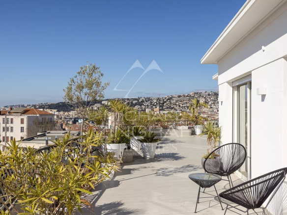 NICE-APPARTMENT DERNIER ETAGE BAS CIMIEZ