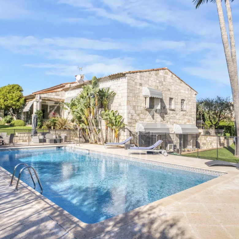 EXCEPTIONAL STONE SHEEPFOLD IN PEILLE: A CHARMING SETTING BETWEEN OLIVE TREES AND VINES, IN THE HEART OF A SPECTACULAR PANORAMA!
