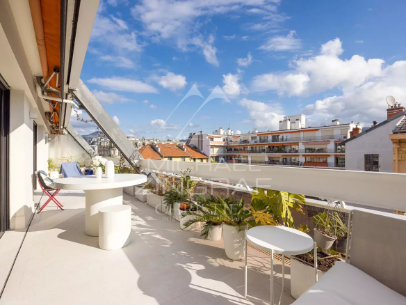 EXCEPTIONNEL APPARTEMENT AVEC TERRASSE AU COEUR DU CARRÉ D’OR DE NICE